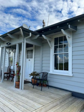 Cottage by the Sea, Raglan